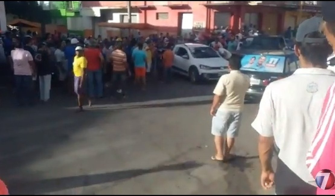 Cabo Eleitoral  invade passeata, atropela sete pessoas e é espancado pela população