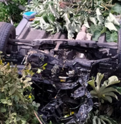 Acidente deixa carro destruído e motorista gravemente ferido em Piaçabuçu