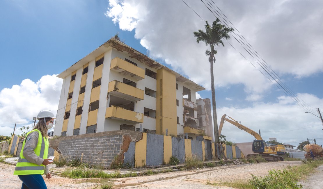 Edificações com risco de desabamento são demolidas no bairro Pinheiro