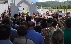 [Vídeo] Corpo do prefeito Rogério Teófilo é sepultado na fazendo Brejo, em Arapiraca