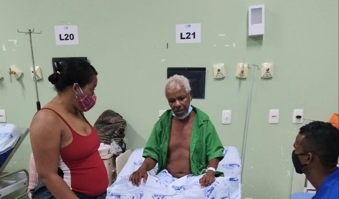 Morador de rua reencontra a família após ser internado no Hospital de Emergência em Arapiraca