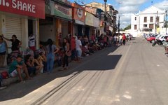 Auxílio emergencial: Centro de Porto Calvo fica lotado 