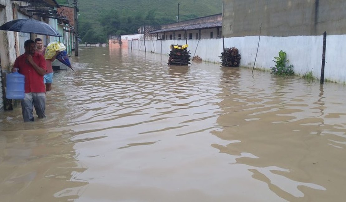 Moradores de Jacuípe sofrem com inundações
