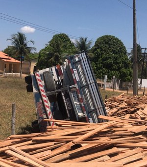Caminhão carregado de tábuas de madeira tomba na AL-110 em Arapíraca
