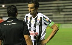 Leandro Kivel conversa com o técnico Maurílio Silva