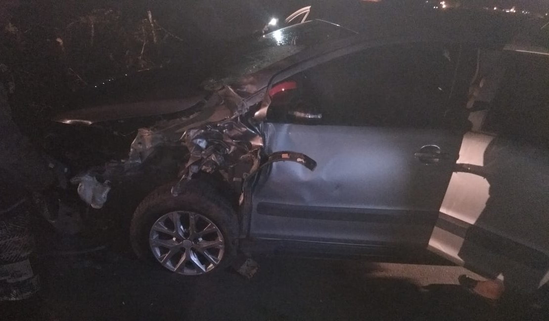 Motociclista morre após carro invadir contramão na AL 115, em Lagoa da Canoa