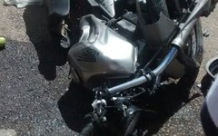 Moto ficou bastante danificada no acidente na AL - 105