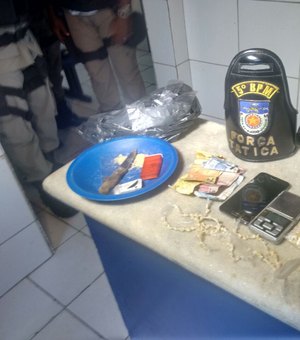 Casal é preso suspeito de tráfico de drogas no Benedito Bentes