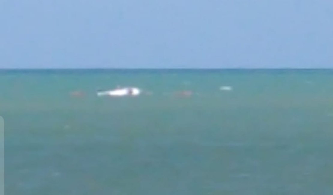Catamarã vira no mar da Barra de Santo Antônio; passageiros são resgatados
