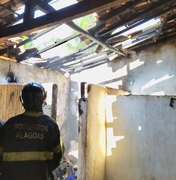 Casa pega fogo e tem parte do telhado destruído na zona rural de Arapiraca