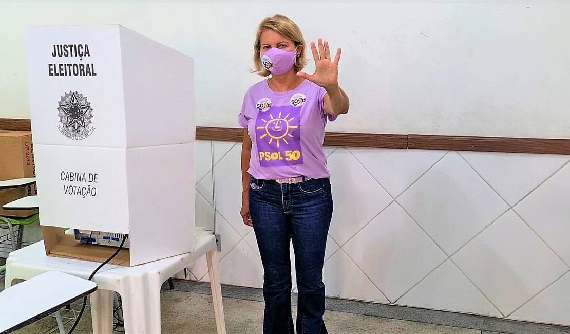 Valéria Correia vota em colégio da Pajuçara e afirma ter esperanças de um segundo turno