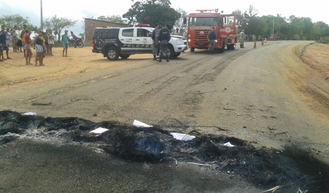 Moradores de Comunidade Rural de Craíbas bloqueiam rodovia para exigir lombada