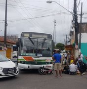 Colisão entre motocicleta e ônibus deixa dois feridos em Maceió