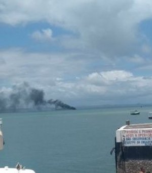 Lancha com quatro pessoas pega fogo e afunda na Bahia
