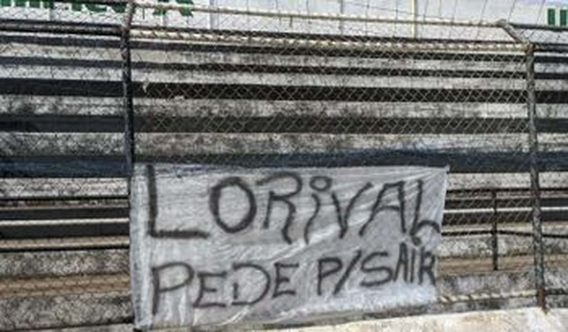 Torcida do ASA protesta pedindo a saída do técnico Lorival Santos