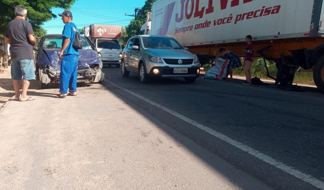 [Vídeo] Acidente entre carreta e carro de passeio deixa motorista ferido em Arapiraca