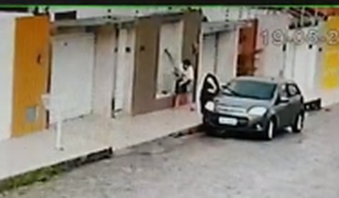 [Vídeo]  Mulher é flagrada ao furtar plantas de residência em Arapiraca 