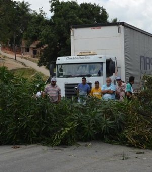 Índios bloqueiam BR-101, em Joaquim Gomes