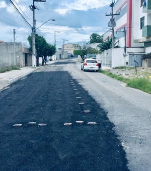 Prefeitura utiliza 180 toneladas de asfalto em operação tapa-buraco no Farol
