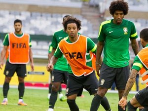 Seleção Brasileira volta aos treinos com Felipão avaliando possíveis trocas no time