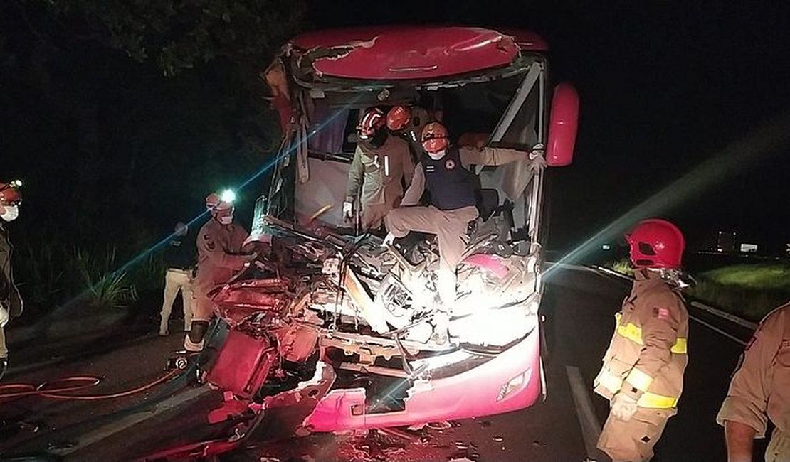 Com destino a Maceió, ônibus sofre acidente com mortos e feridos na Paraíba