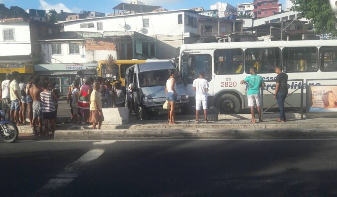 Acidente entre ônibus e van deixa 13 feridos em Salvador