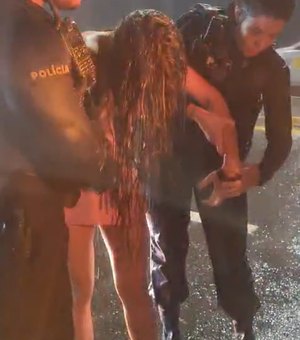 [Vídeo] Mulher é presa após colidir BMW em carros e poste na Jatiúca