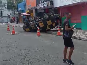 [Vídeo] Carro do DMTT capota ao perseguir veículo em fuga em Maceió