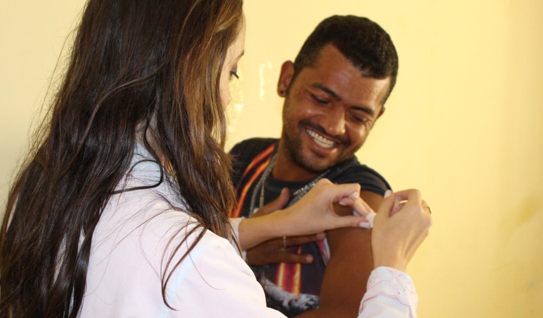 Pessoas em situação de rua recebem vacinação contra gripe em Arapiraca 