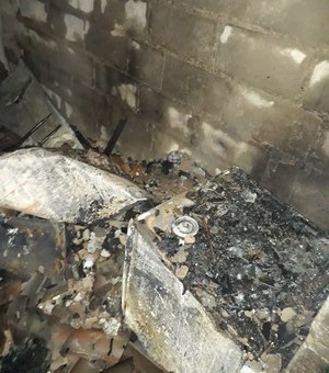 Curto-circuito em ventilador provoca incêndio e destrói residência em Atalaia