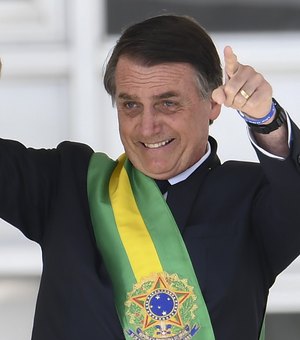 Bolsonaro faz amanhã primeira reunião ministerial após assumir governo