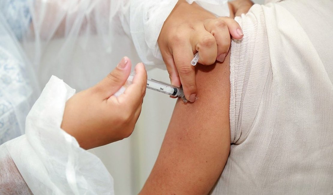 Dose de reforço contra Covid: Penedo vacina profissionais de saúde e reduz idade para idosos
