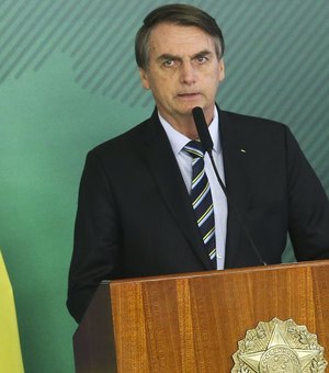 Bolsonaro rebate Macron e muda discurso contra ONGs