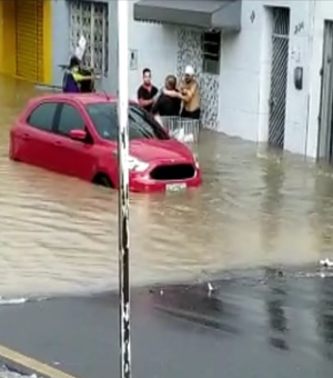  [Vídeo] Chuvas: mulher fica ilhada e águas invadem casas no Centro de Arapiraca