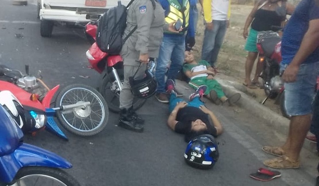Caminhão falta freio em semáforo e acaba atingindo cinco motocicletas e um carro, em Arapiraca