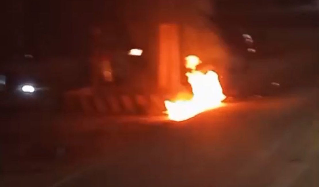 Carro invade obra, bate em máquina e provoca incêndio na Av. Durval de Góes Monteiro