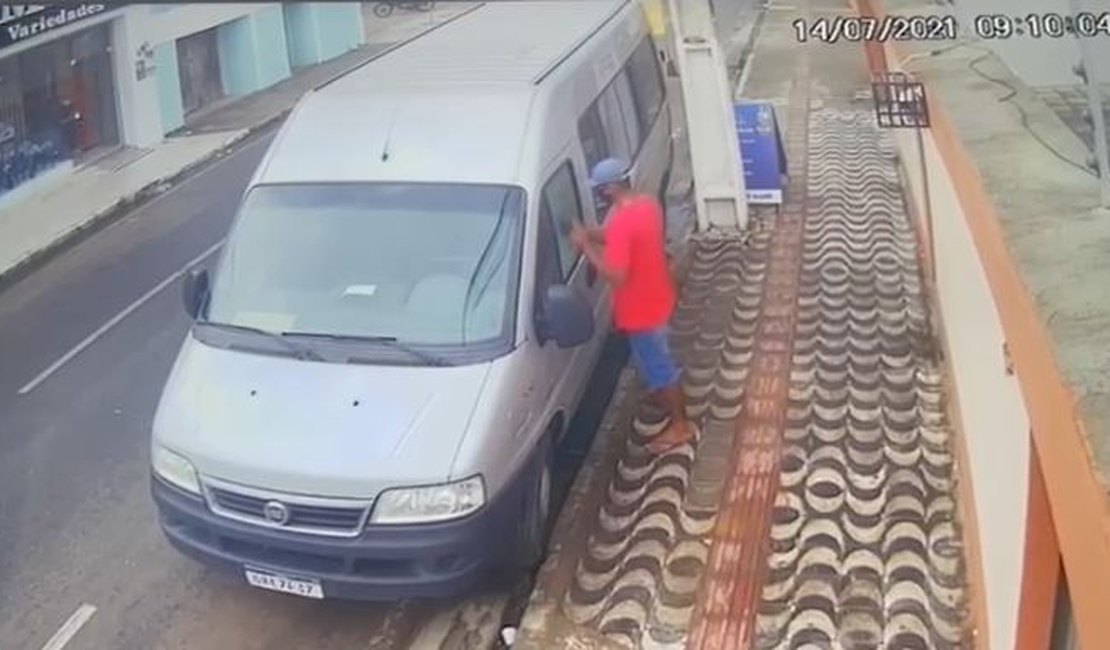 [Vídeo] Em 50 segundos, homem arromba van e furta objetos em Arapiraca