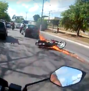 Motocicleta pega fogo após colisão e deixa duas pessoas feridas em Maceió