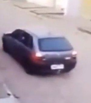 [Vídeo] Câmeras de segurança flagram homicídio na porta de residência em Arapiraca