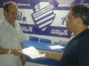 Presidente do CSA, Jurandy Torres entrega carta de renúncia ao conselho