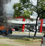 [Vídeo] Carro movido a gás natural pega fogo na Avenida Fernandes Lima