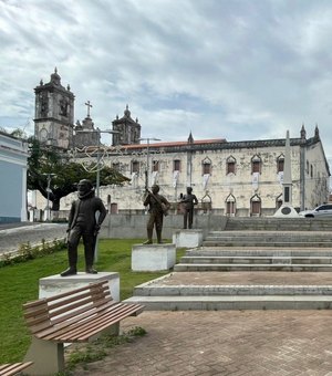 Personalidades históricas de Penedo ganham monumentos em praça pública