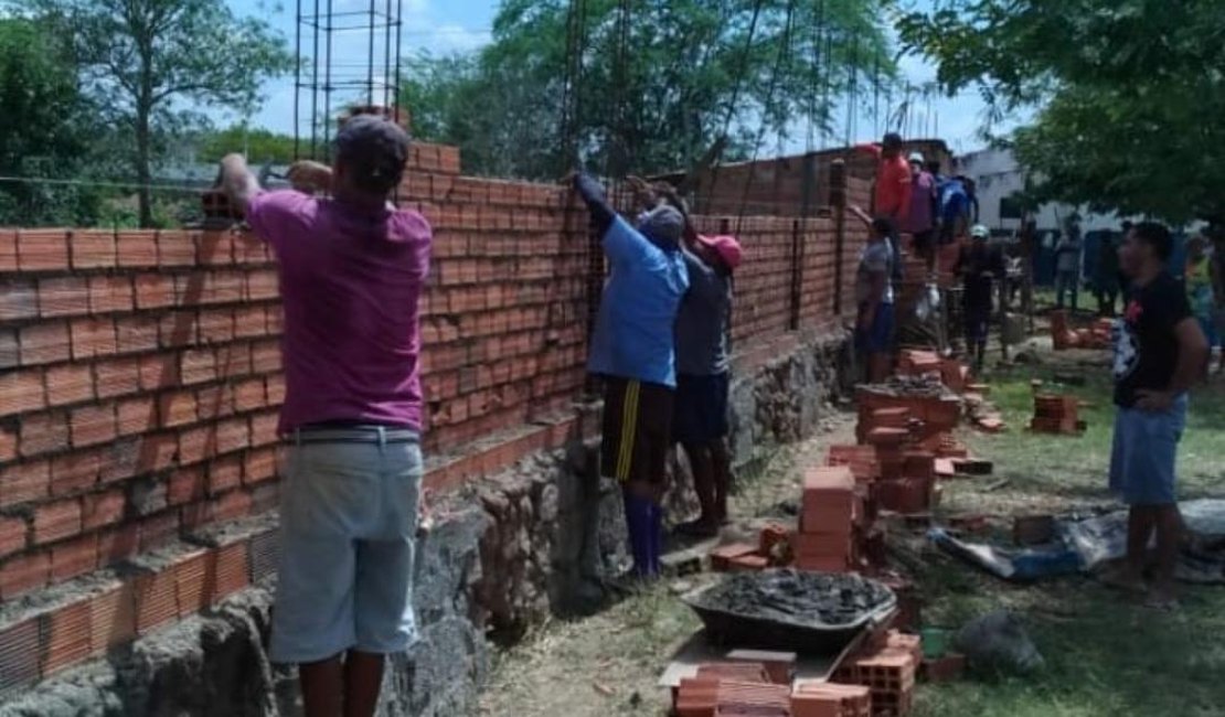 Jaciobá faz mutirão para construção de muro no Estádio Elisão