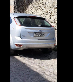 Carro é abandonado no bairro do Jacintinho