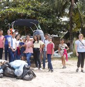 Estudantes participam de mutirão de limpeza na Praia de Maragogi
