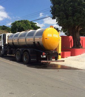 Moradores de Piaçabuçu recebem água potável do SAAE Penedo