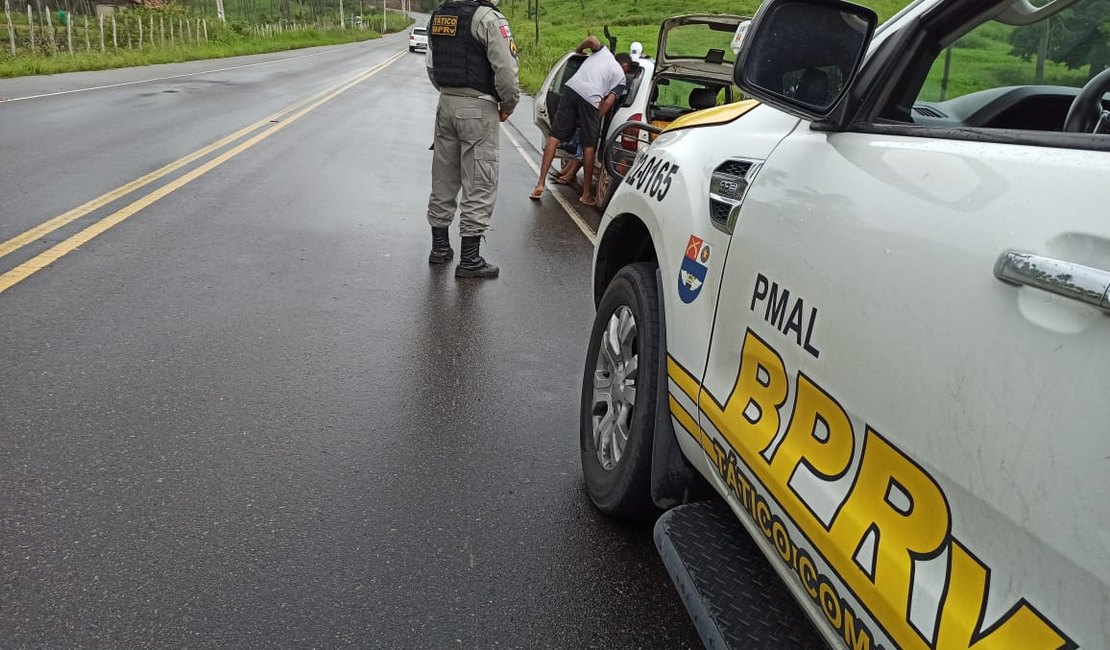  BPRv aborda dois inabilitados e seis motociclistas sem capacete em operação na AL-101 Sul
