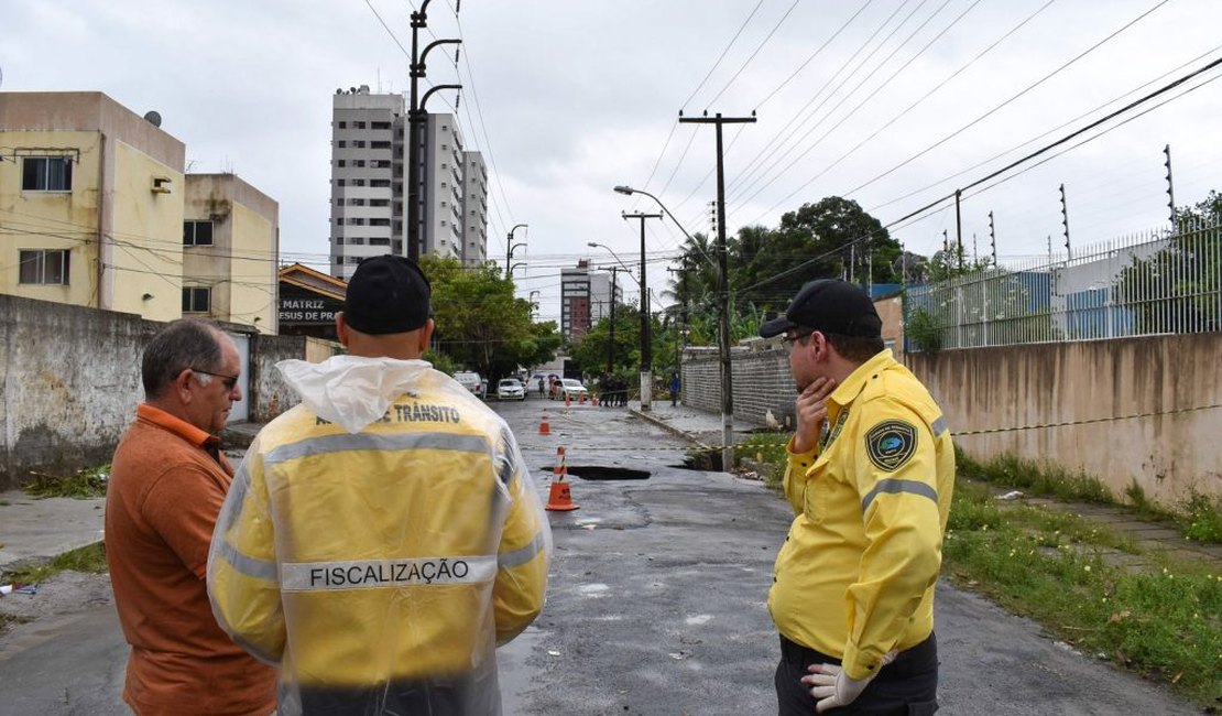 [Vídeo] Moradores do Pinheiro registram crateras em rua e SMTT realiza interdição