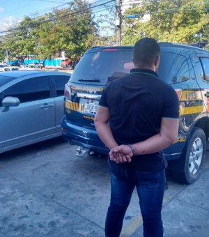 Homem é preso em flagrante com carro roubado e diz ter comprado na OLX