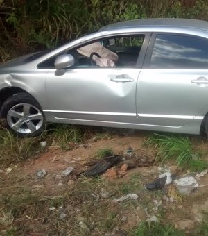 Por causa de buraco, motorista perde controle e provoca acidente em Arapiraca